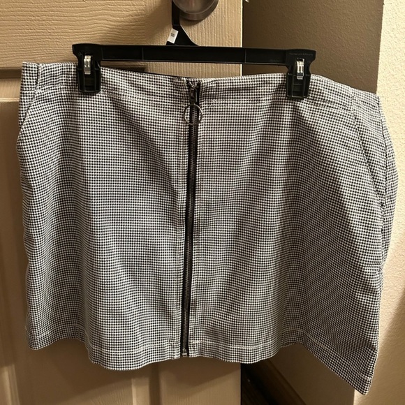 Black and white mini wrap skirt - Picture 2 of 4